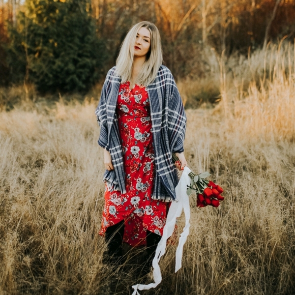 Meet your Posher, BC Stylist Deanna Hollingsworth - Picture 3 of 4